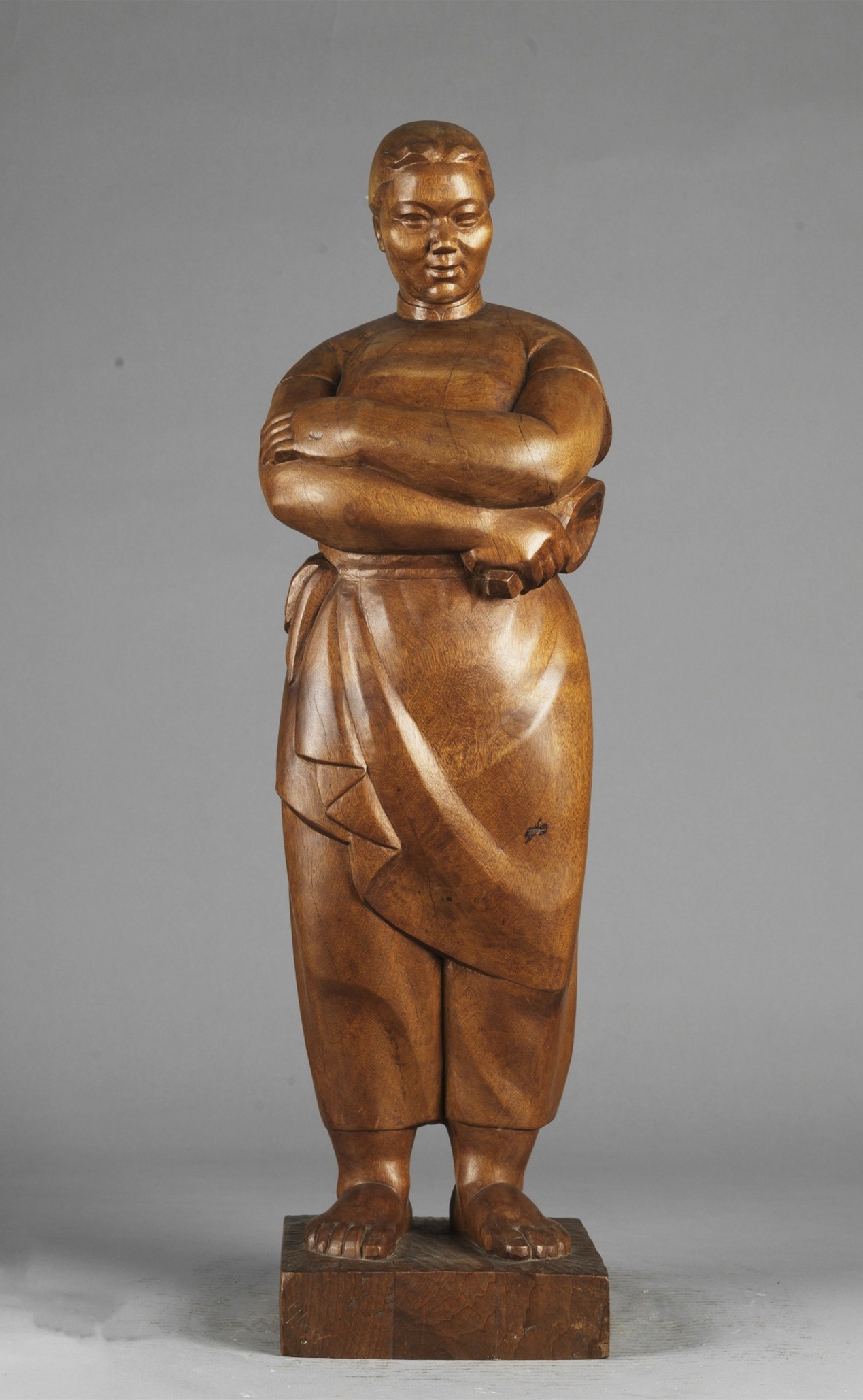<h2>饲养员</h2><p>作者：伍明万</p><p>创作年代：1963年</p><p>规格：19.2cm×21.5cm×74cm</p><p>品类：木</p>
